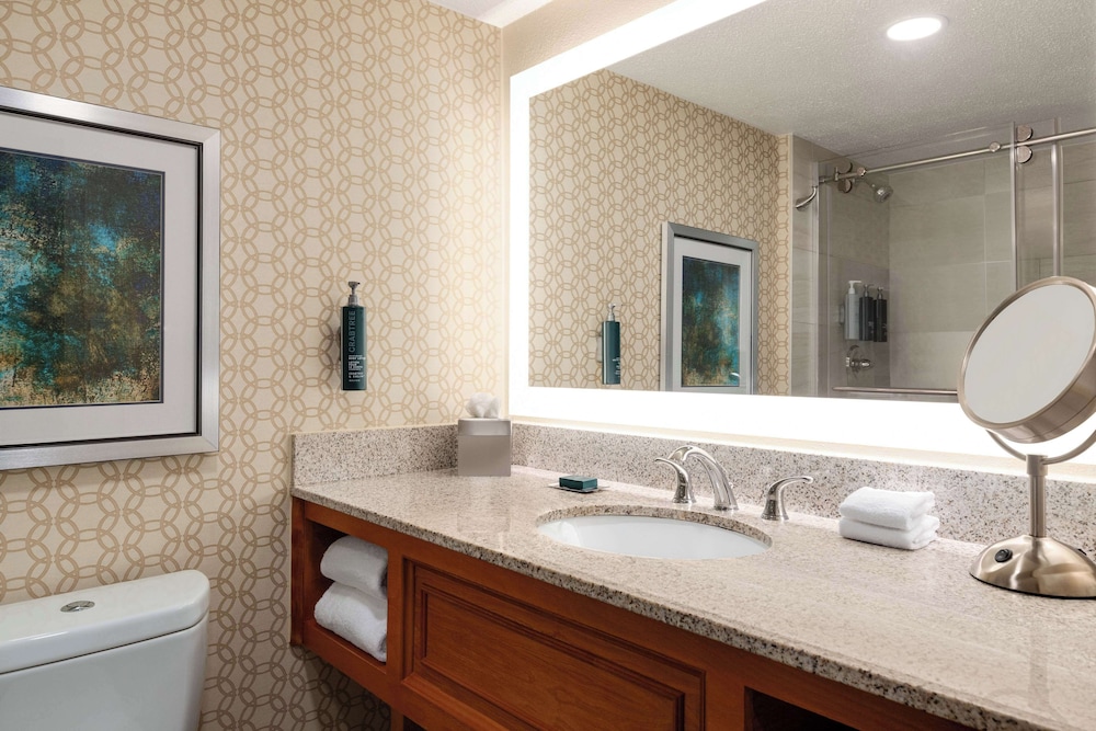 Doubletree by Hilton Fort Myers at Bell Tower Shops — Hotel rooms in Fort Myers, Florida