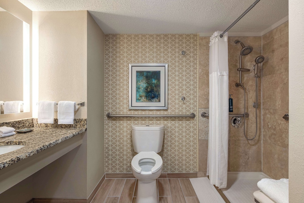 Doubletree by Hilton Fort Myers at Bell Tower Shops — Hotel rooms in Fort Myers, Florida