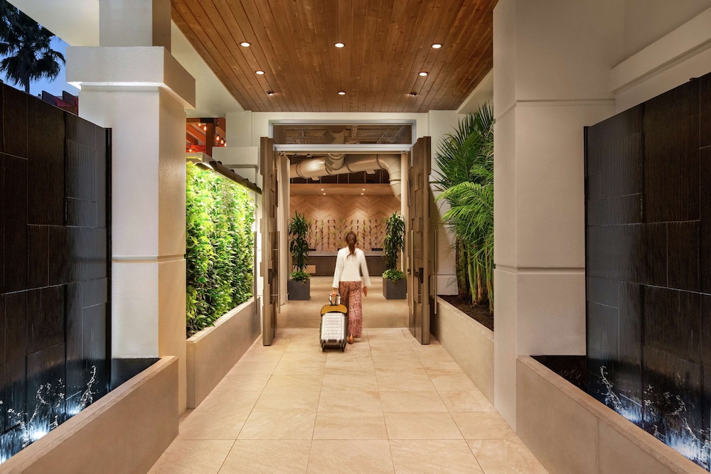 Hotel Alba, Tapestry Collection by Hilton — Hotel building in Tampa, Florida
