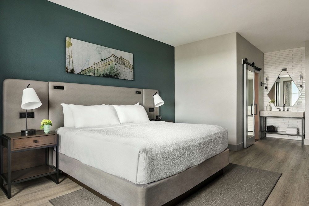 Hotel Alba, Tapestry Collection by Hilton — Hotel rooms in Tampa, Florida