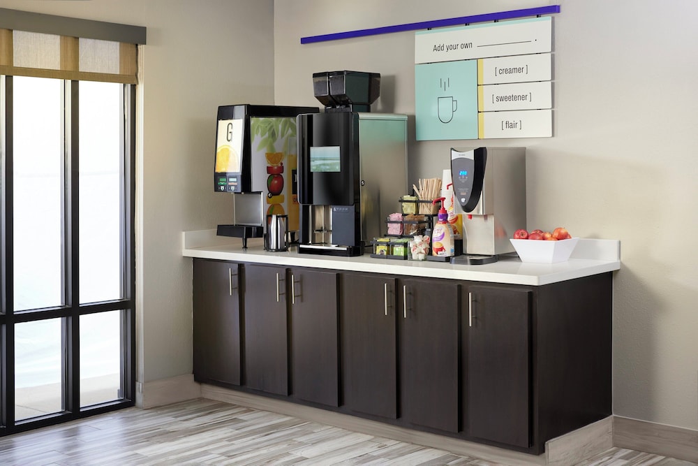 Garner Hotel North Bergen - NYC Gateway by IHG — Restaurant & bars in North Bergen, New York State