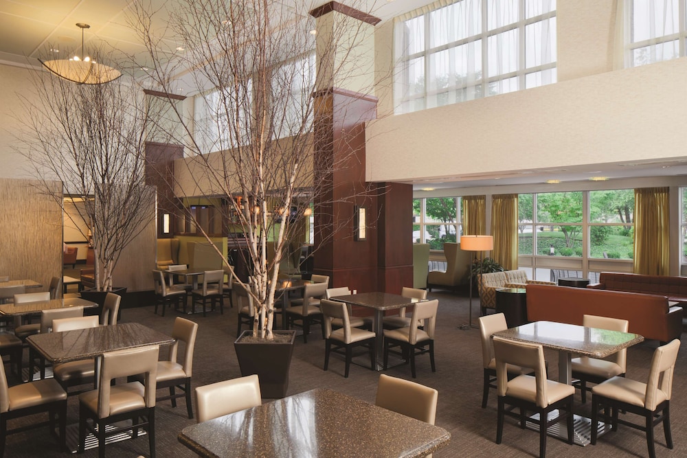 DoubleTree by Hilton Hotel Boston Bayside — Restaurant & bars in Boston, Massachusetts