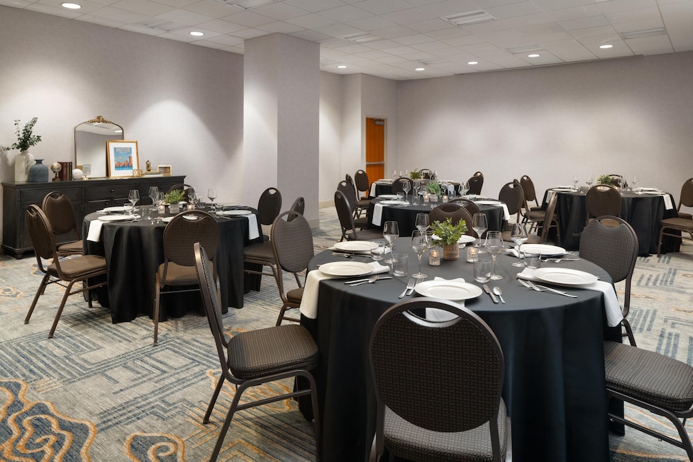 DoubleTree by Hilton Boston - Downtown — Restaurant & bars in Boston, Massachusetts