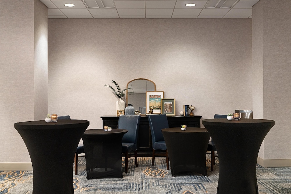 DoubleTree by Hilton Boston - Downtown — Restaurant & bars in Boston, Massachusetts