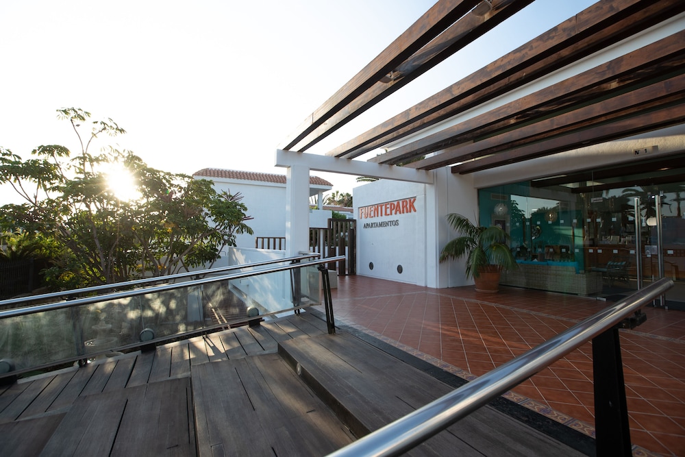 Apartamentos Fuentepark — Hotel building in Corralejo, Canary Islands