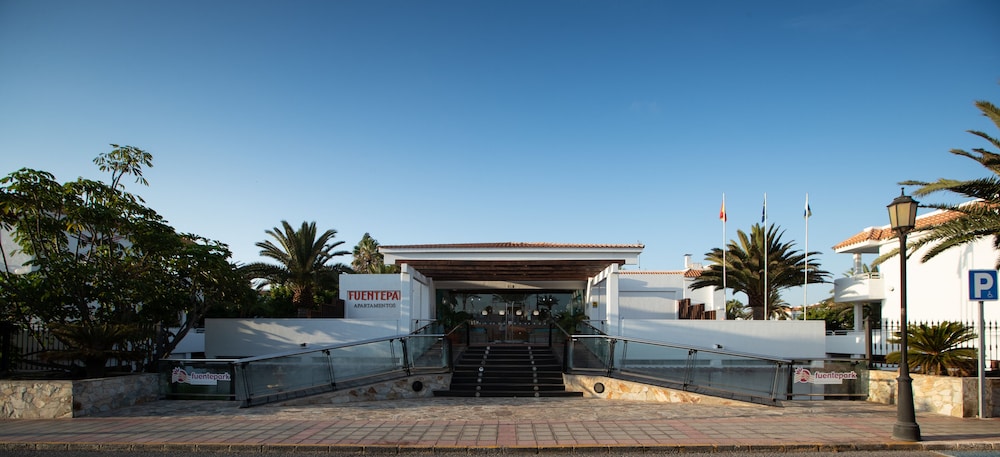 Apartamentos Fuentepark — Hotel building in Corralejo, Canary Islands