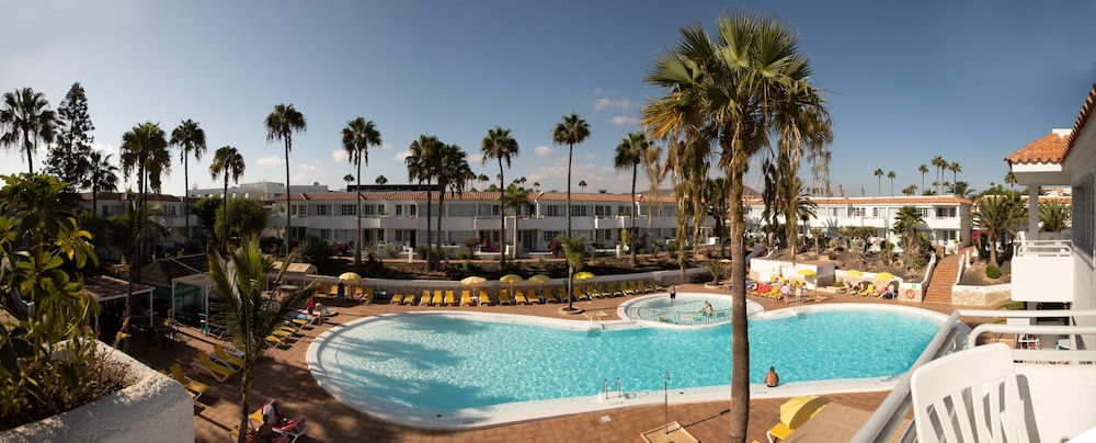 Apartamentos Fuentepark — Swimming pool in Corralejo, Canary Islands