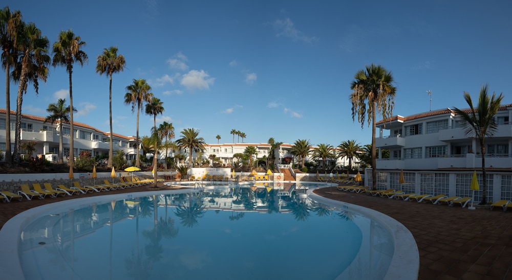 Apartamentos Fuentepark — Swimming pool in Corralejo, Canary Islands