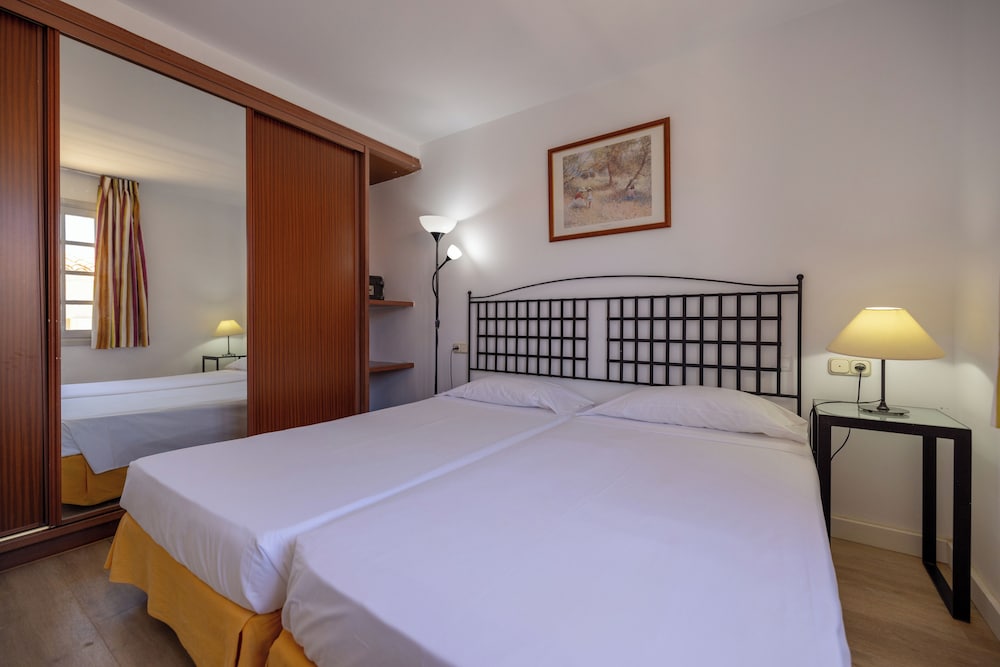 Apartamentos Fuentepark — Hotel rooms in Corralejo, Canary Islands