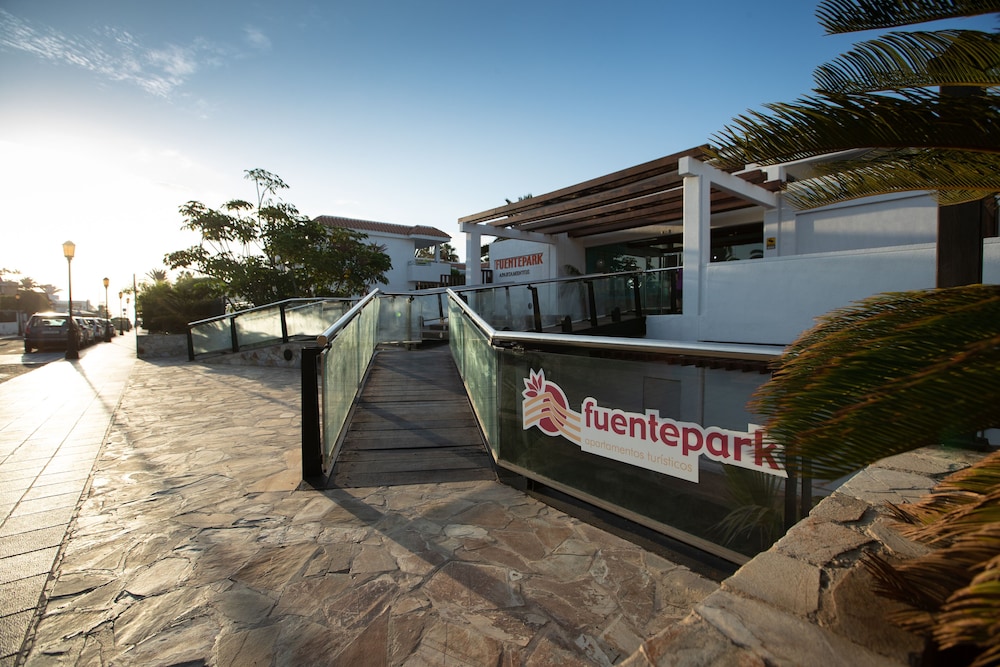 Apartamentos Fuentepark — Hotel building in Corralejo, Canary Islands