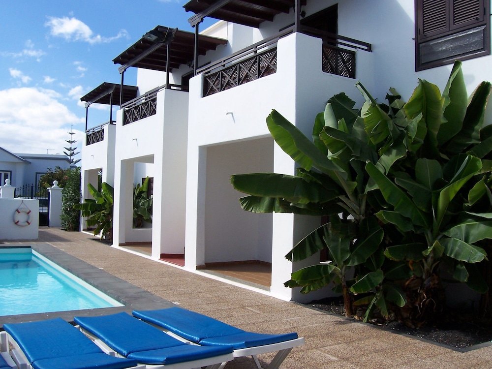 Apartamentos La Laguneta — Hotel building in Puerto del Carmen, Canary Islands