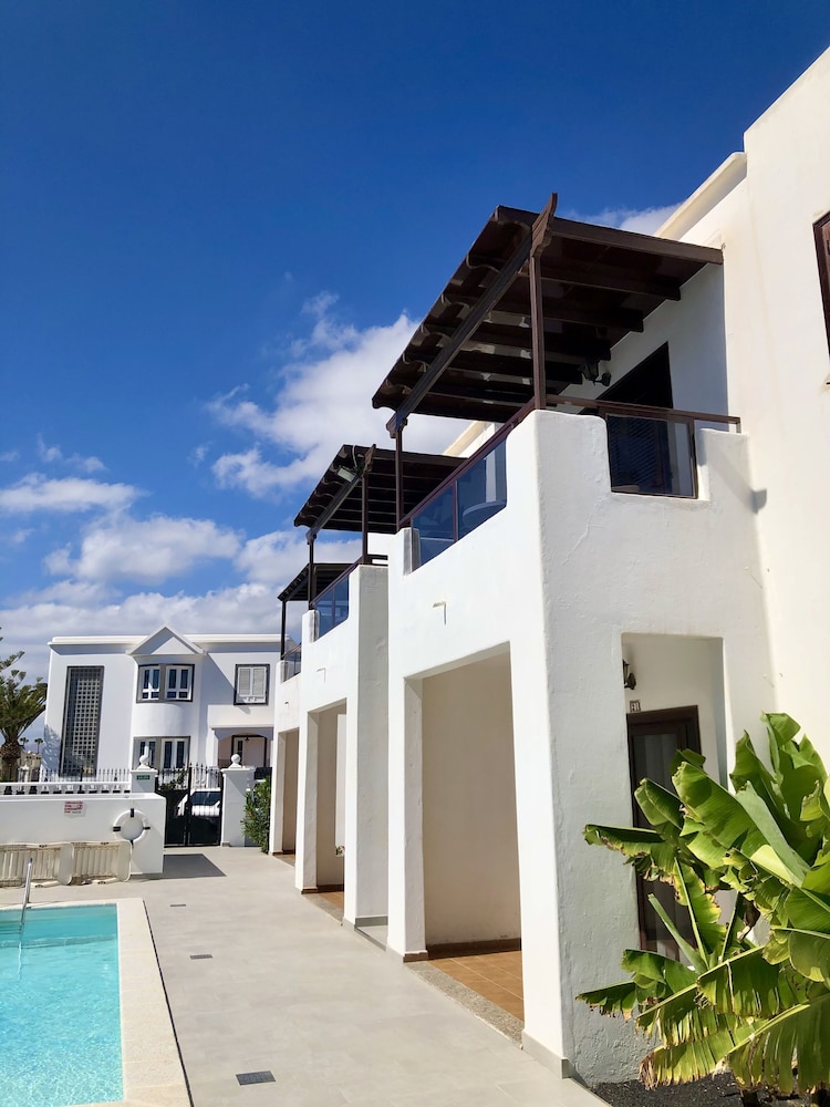 Apartamentos La Laguneta — Hotel building in Puerto del Carmen, Canary Islands