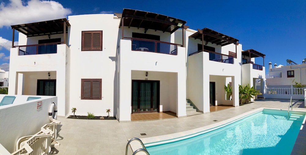 Apartamentos La Laguneta — Hotel building in Puerto del Carmen, Canary Islands