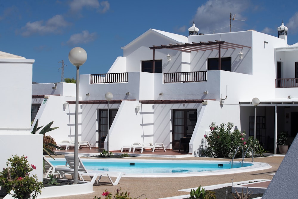 Apartamentos La Laguneta — Hotel building in Puerto del Carmen, Canary Islands