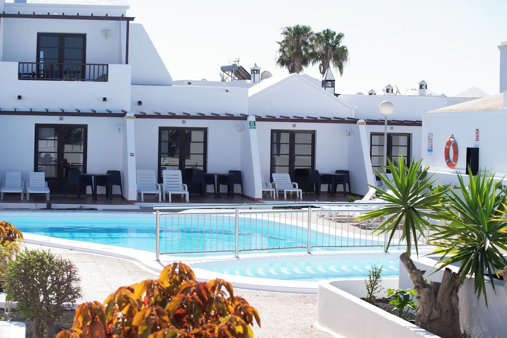 Apartamentos La Laguneta — Hotel building in Puerto del Carmen, Canary Islands