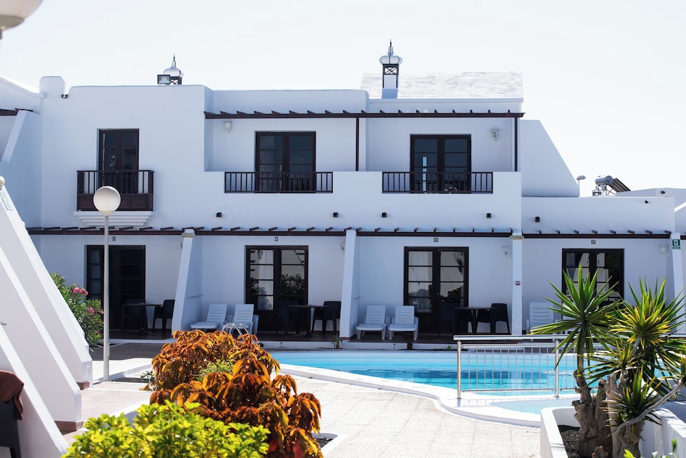 Apartamentos La Laguneta — Hotel building in Puerto del Carmen, Canary Islands
