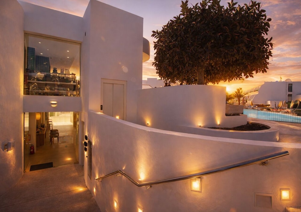 Apartments La Peñita Lanzarote — Hotel building in Puerto del Carmen, Canary Islands