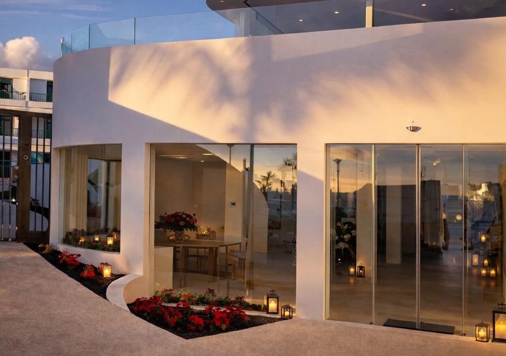 Apartments La Peñita Lanzarote — Hotel building in Puerto del Carmen, Canary Islands