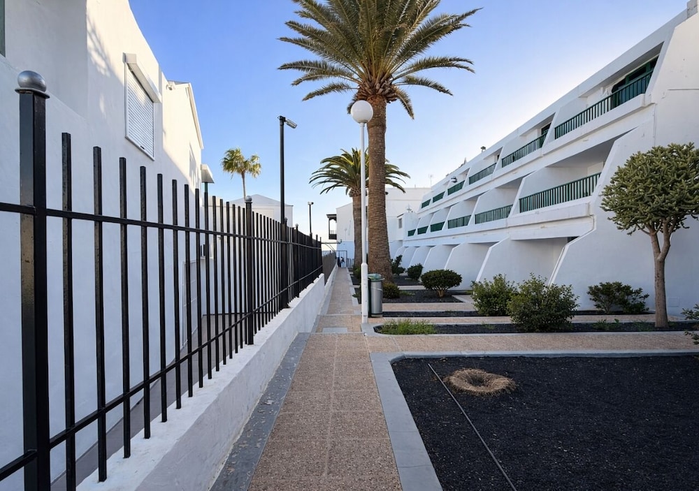 Apartments La Peñita Lanzarote — Hotel building in Puerto del Carmen, Canary Islands