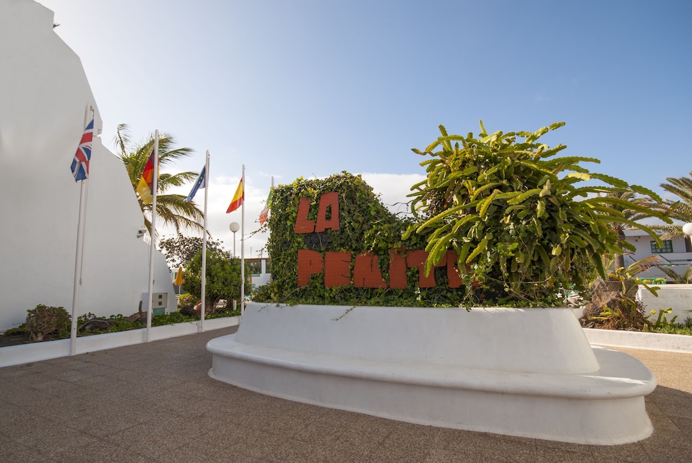 Apartments La Peñita Lanzarote — Hotel building in Puerto del Carmen, Canary Islands