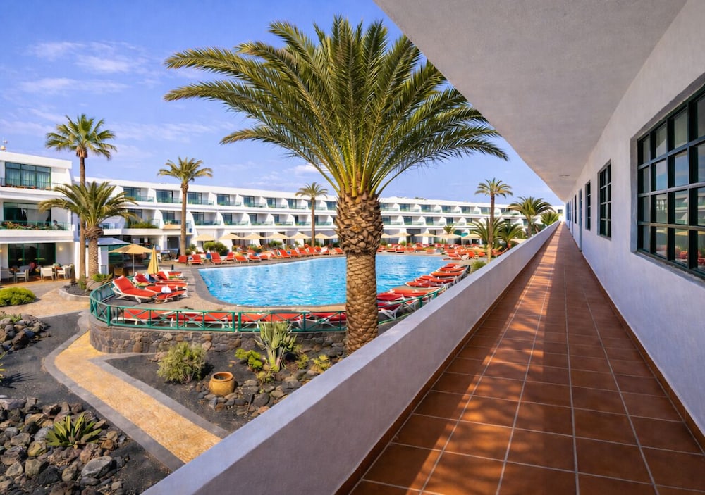Apartments La Peñita Lanzarote — Hotel building in Puerto del Carmen, Canary Islands