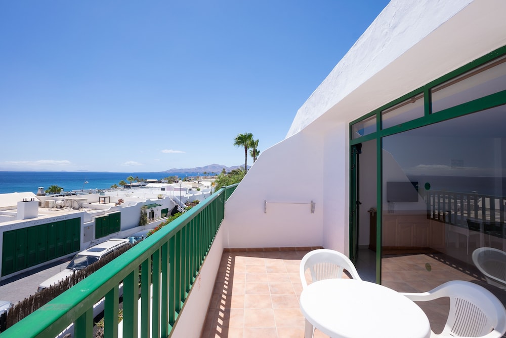 Apartments La Peñita Lanzarote — Hotel building in Puerto del Carmen, Canary Islands