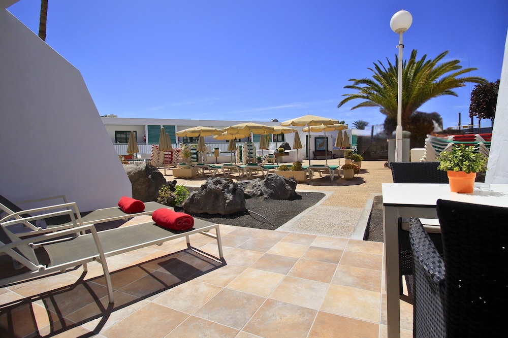Apartments La Peñita Lanzarote — Hotel building in Puerto del Carmen, Canary Islands