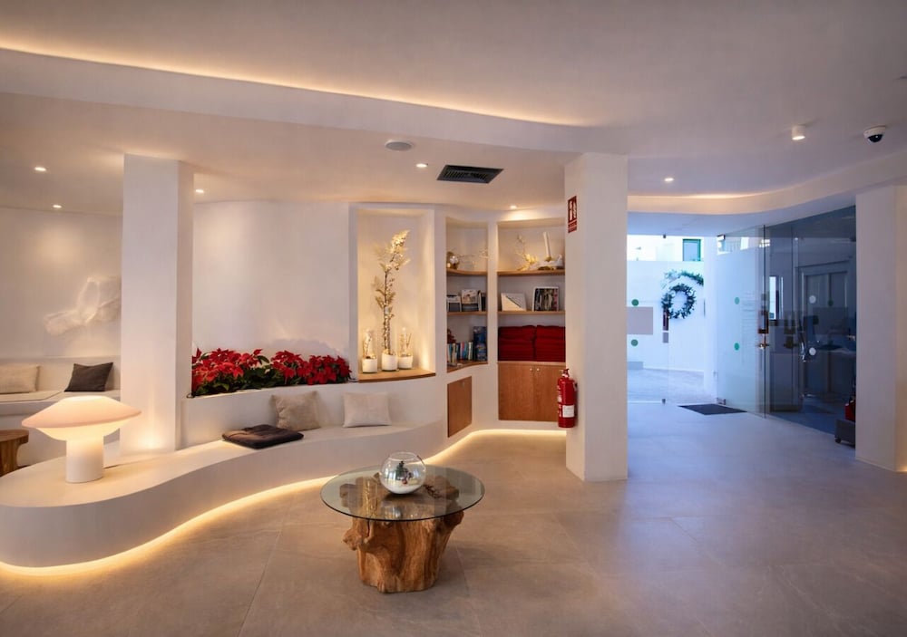 Apartments La Peñita Lanzarote — Hotel building in Puerto del Carmen, Canary Islands