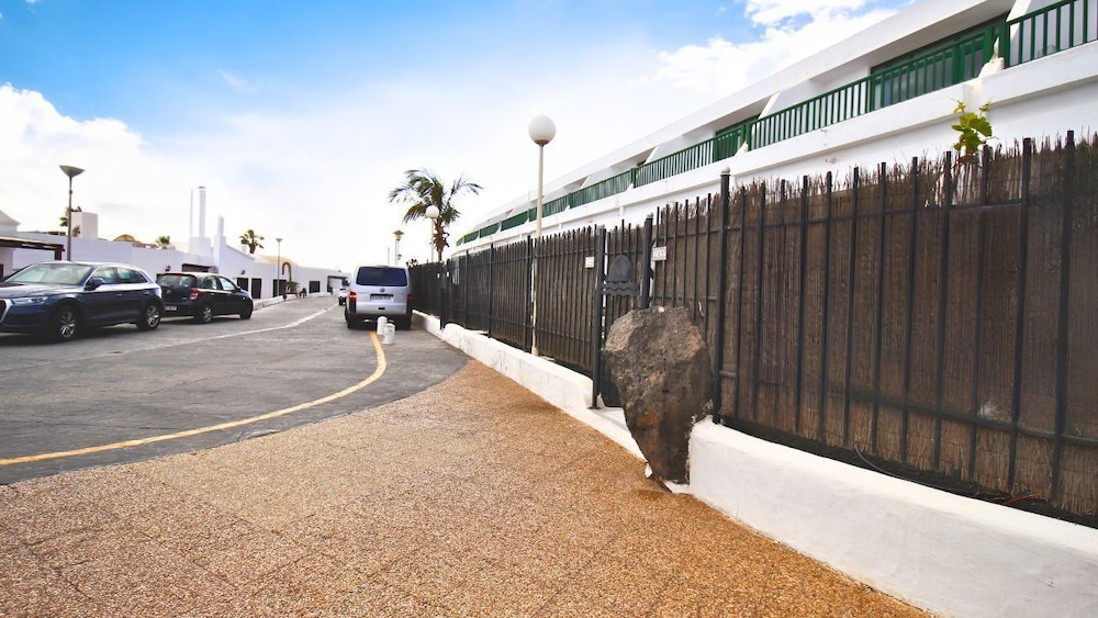Apartments La Peñita Lanzarote — Hotel building in Puerto del Carmen, Canary Islands