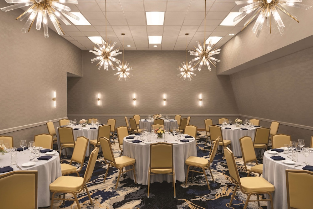 DoubleTree by Hilton Tampa Rocky Point Waterfront — Restaurant & bars in Tampa, Florida