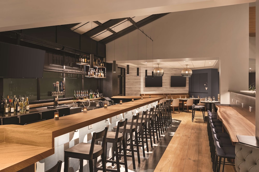 DoubleTree by Hilton Tampa Rocky Point Waterfront — Restaurant & bars in Tampa, Florida