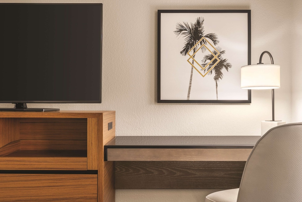 DoubleTree by Hilton Tampa Rocky Point Waterfront — Hotel rooms in Tampa, Florida