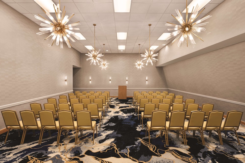 DoubleTree by Hilton Tampa Rocky Point Waterfront — Hotel building in Tampa, Florida