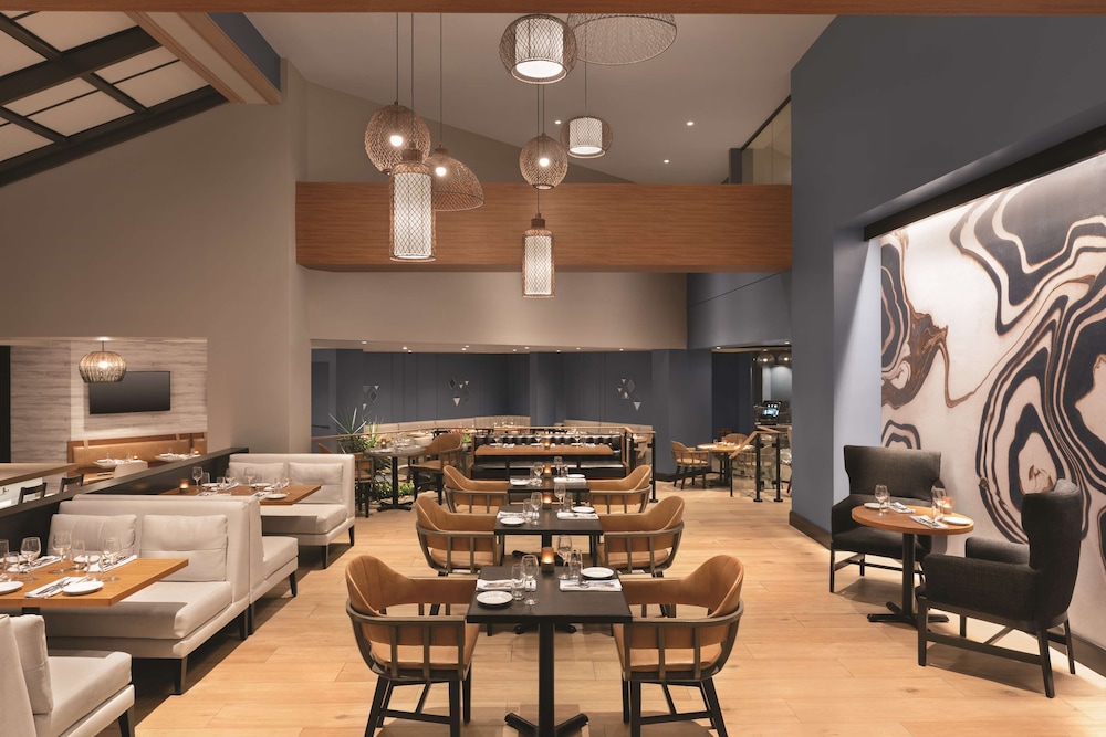DoubleTree by Hilton Tampa Rocky Point Waterfront — Restaurant & bars in Tampa, Florida