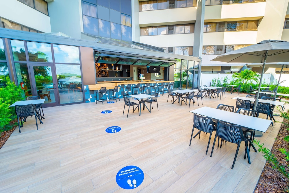 DoubleTree by Hilton Tampa Rocky Point Waterfront — Restaurant & bars in Tampa, Florida