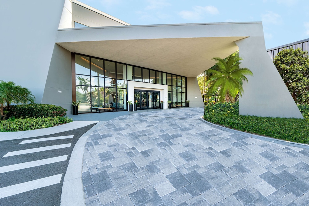 DoubleTree by Hilton Tampa Rocky Point Waterfront — Hotel building in Tampa, Florida