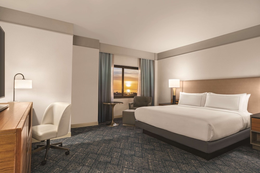 DoubleTree by Hilton Tampa Rocky Point Waterfront — Hotel rooms in Tampa, Florida