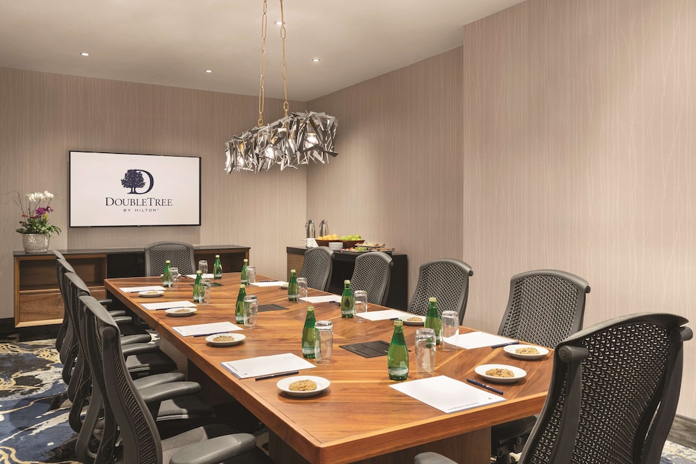 DoubleTree by Hilton Tampa Rocky Point Waterfront — Restaurant & bars in Tampa, Florida