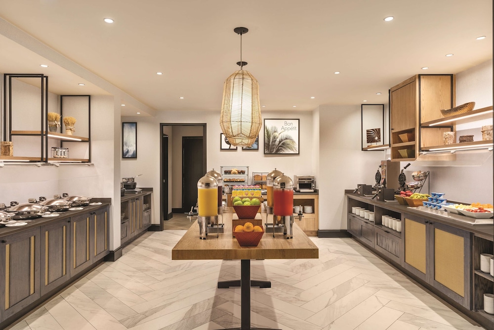 DoubleTree by Hilton Tampa Rocky Point Waterfront — Restaurant & bars in Tampa, Florida