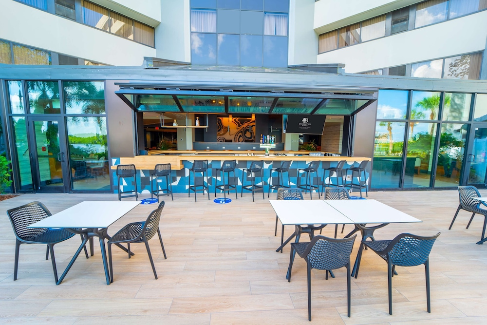 DoubleTree by Hilton Tampa Rocky Point Waterfront — Restaurant & bars in Tampa, Florida