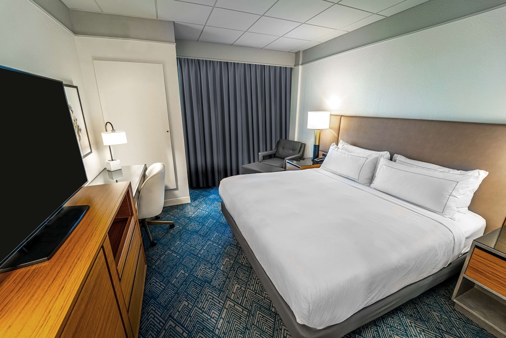 DoubleTree by Hilton Tampa Rocky Point Waterfront — Hotel rooms in Tampa, Florida