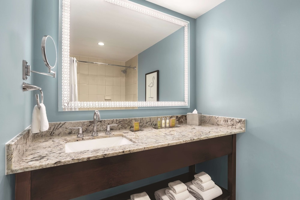 DoubleTree by Hilton Tampa Rocky Point Waterfront — Hotel rooms in Tampa, Florida