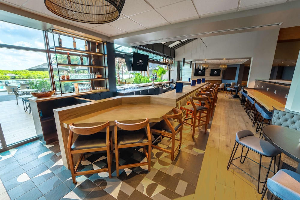 DoubleTree by Hilton Tampa Rocky Point Waterfront — Restaurant & bars in Tampa, Florida