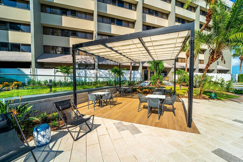 DoubleTree by Hilton Tampa Rocky Point Waterfront — Hotel building in Tampa, Florida