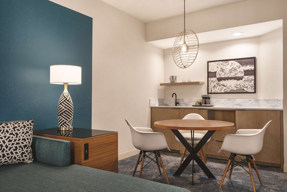 DoubleTree by Hilton Tampa Rocky Point Waterfront — Hotel rooms in Tampa, Florida