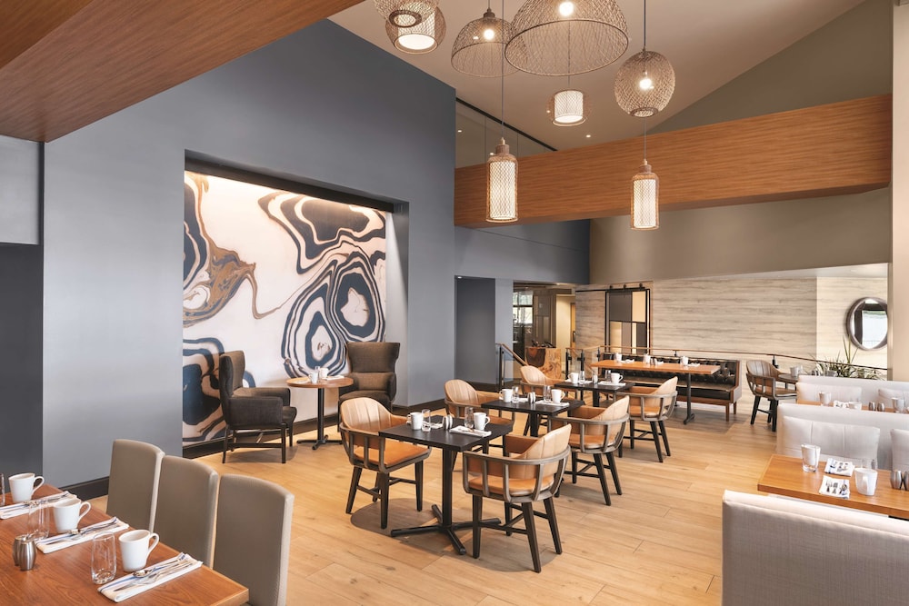 DoubleTree by Hilton Tampa Rocky Point Waterfront — Restaurant & bars in Tampa, Florida