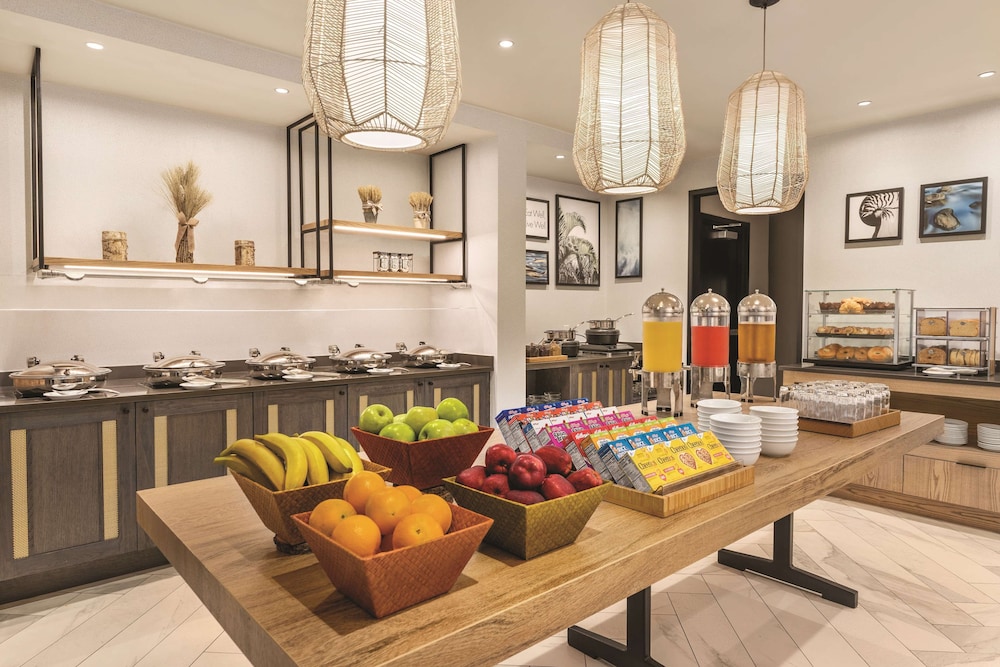 DoubleTree by Hilton Tampa Rocky Point Waterfront — Restaurant & bars in Tampa, Florida