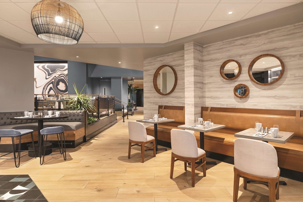 DoubleTree by Hilton Tampa Rocky Point Waterfront — Restaurant & bars in Tampa, Florida