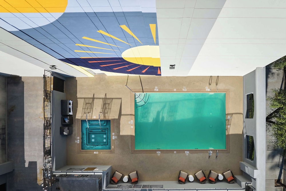 Hotel Zessa Orange County Airport, a DoubleTree by Hilton — Swimming pool in Santa Ana, California