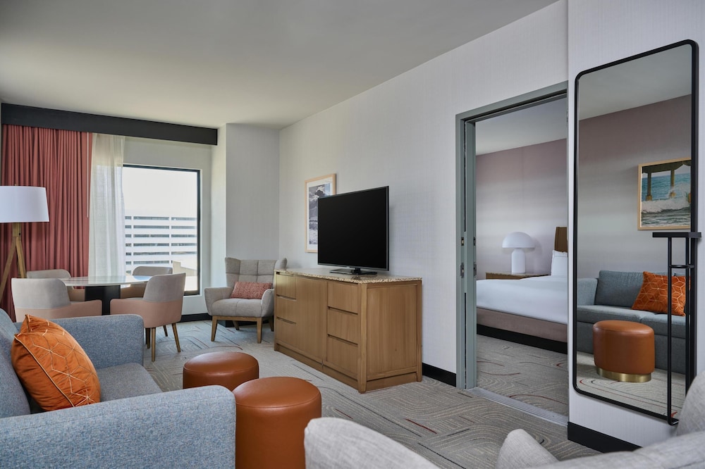 Hotel Zessa Orange County Airport, a DoubleTree by Hilton — Hotel rooms in Santa Ana, California